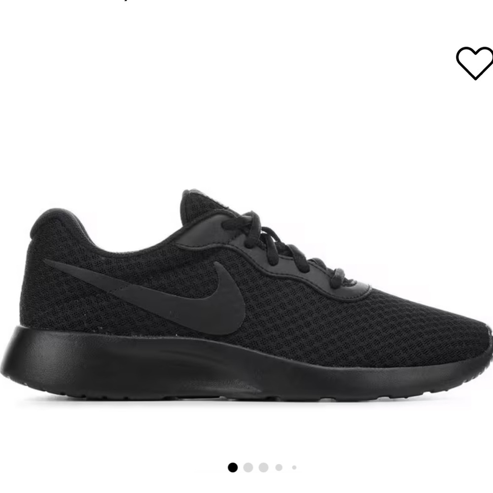 Nike Women's Black Roshe Sneakers